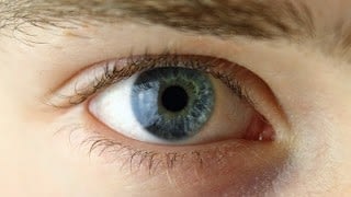 عملية زراعة العين الصناعية و المحافظة عليها